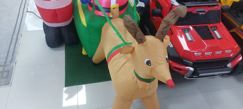 djed mraz sa kocijom i sobom balon