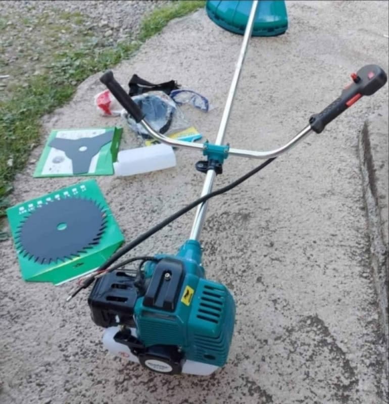 TRIMER MAKITA BENZINSKI ZA TRAVU 5.5 KONJA + DODATNA OPREMA